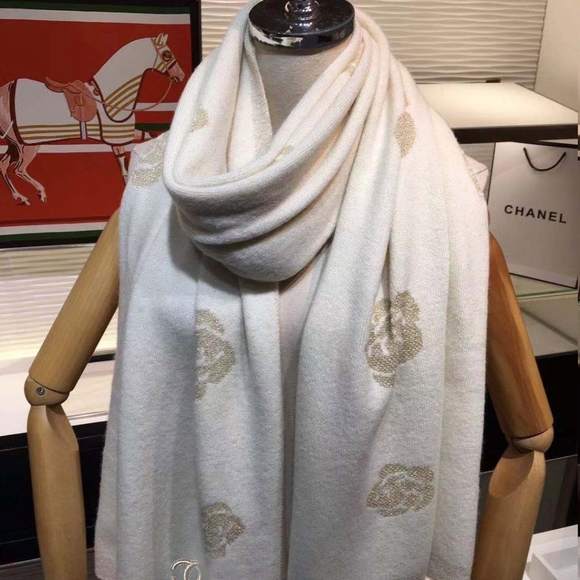 Chanel’s stunning and versatile scarf - Picture 3 of 7
